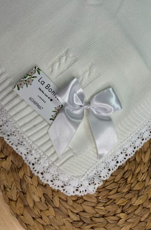 Toca Blanca con puntilla