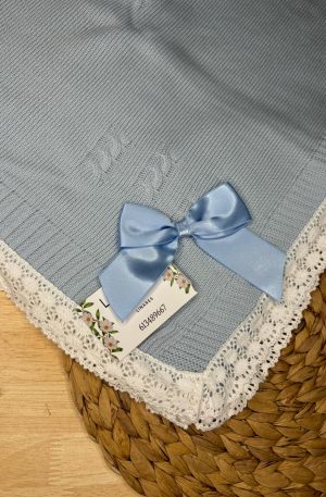 Toca con Puntilla Azul Bebé